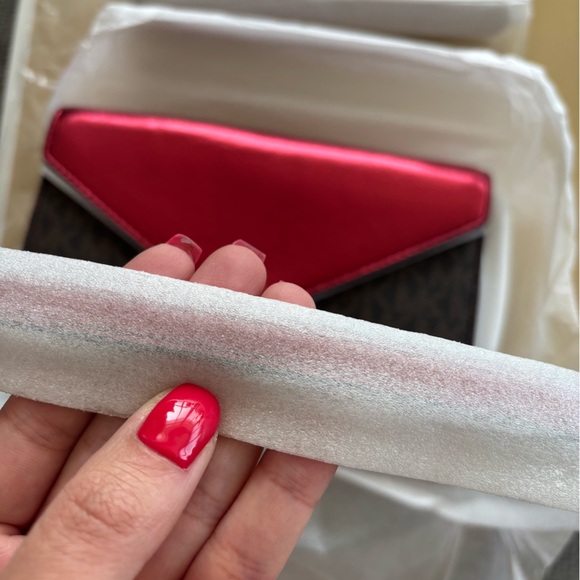 Michael Kors Jet Set Travel Crimson Logo Clutch Crossbody – Brand New with tag - Picture 10 of 16